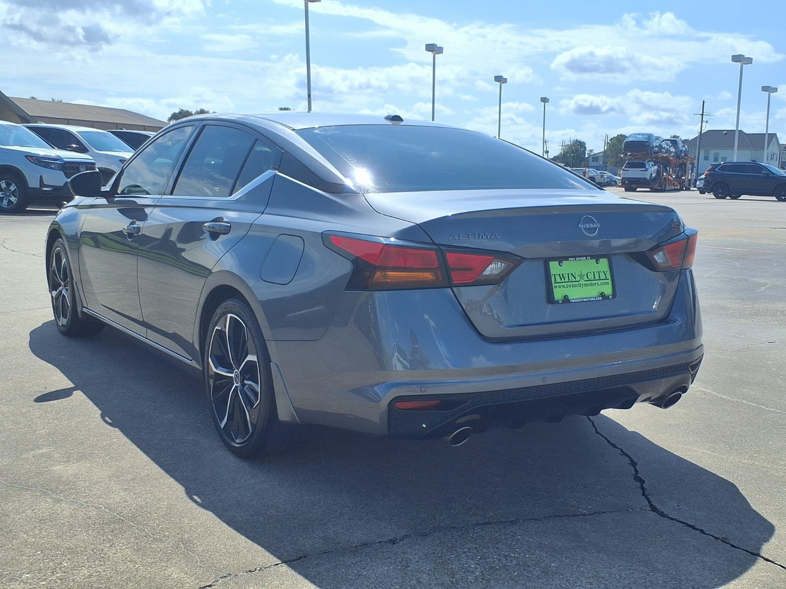 Used 2024 Nissan Altima 2.5 SR w/ SR Premium Package FWD image 2