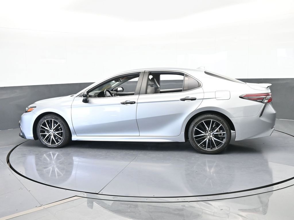 Used 2022 Toyota Camry SE image 3