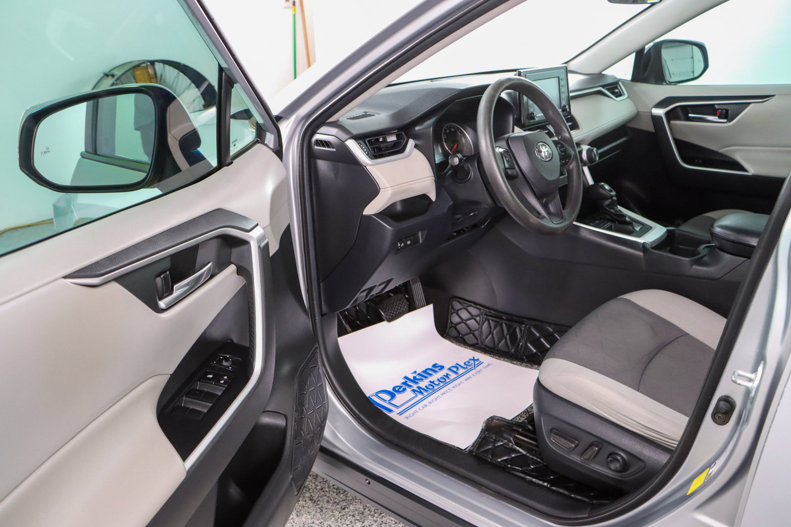Used 2020 Toyota RAV4 XLE FWD image 3