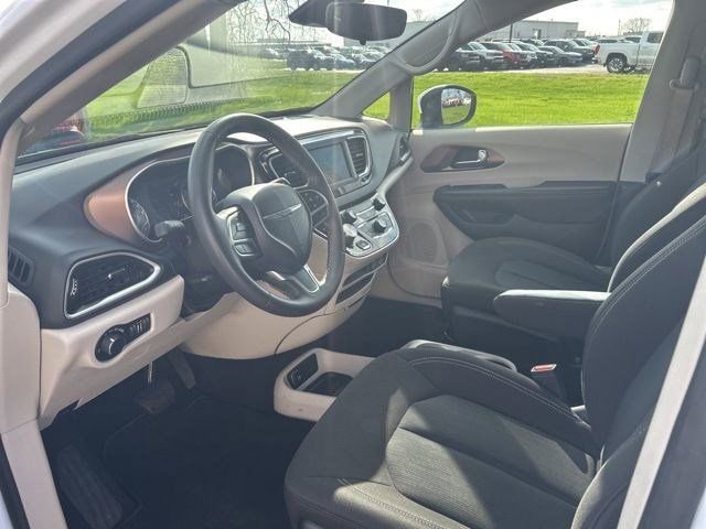 Used 2023 Chrysler Voyager LX image 10