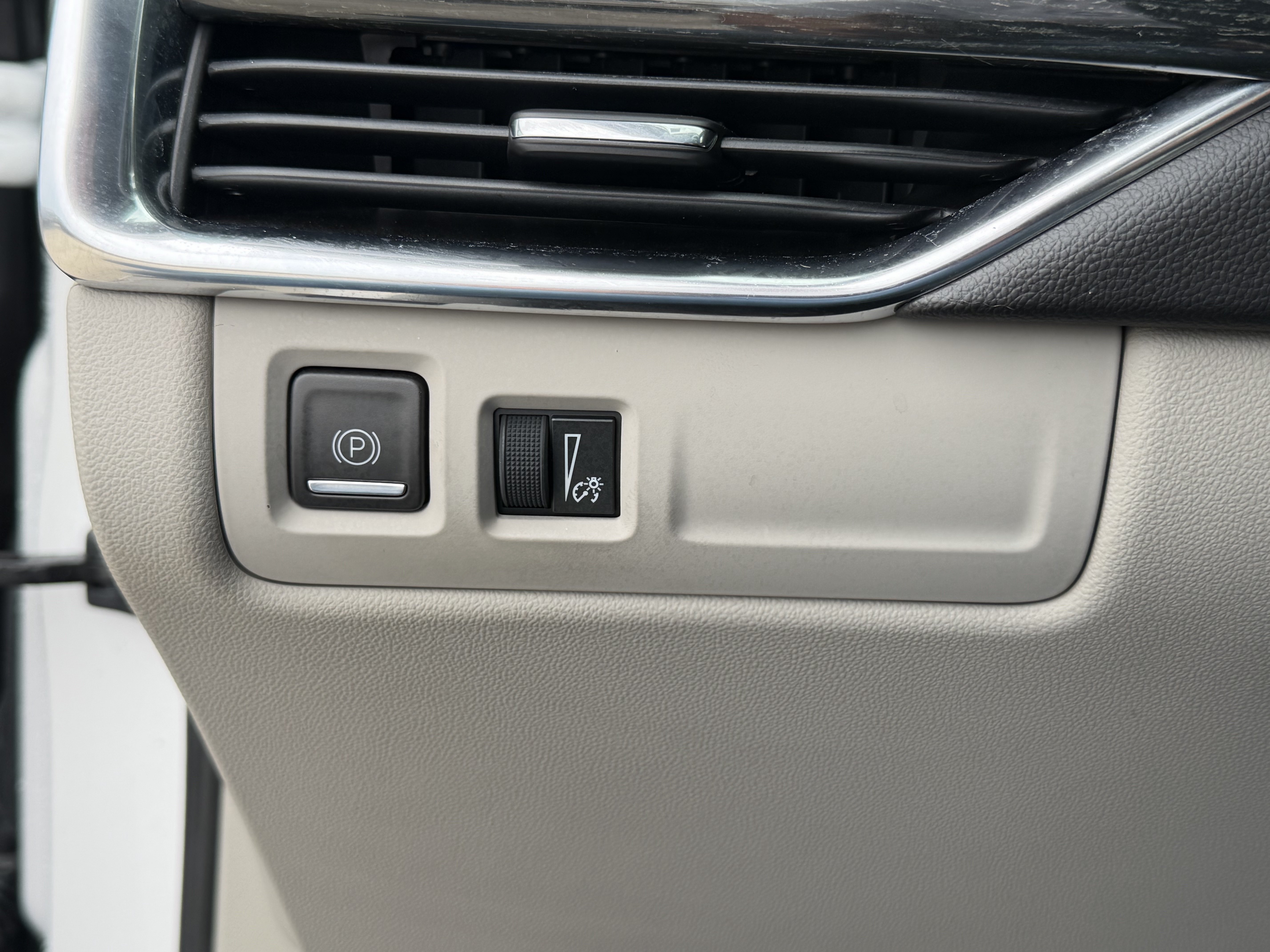 Certified 2022 Cadillac XT4 Premium Luxury w/ Enhanced Visibility Package FWD image 22
