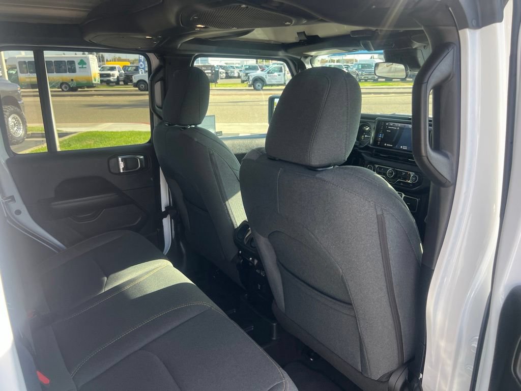 Used 2025 Jeep Wrangler Unlimited Sahara AWD/4WD image 32