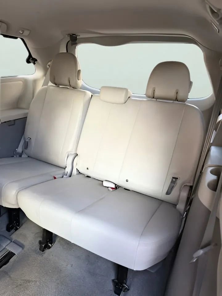 Used 2014 Toyota Sienna XLE image 18