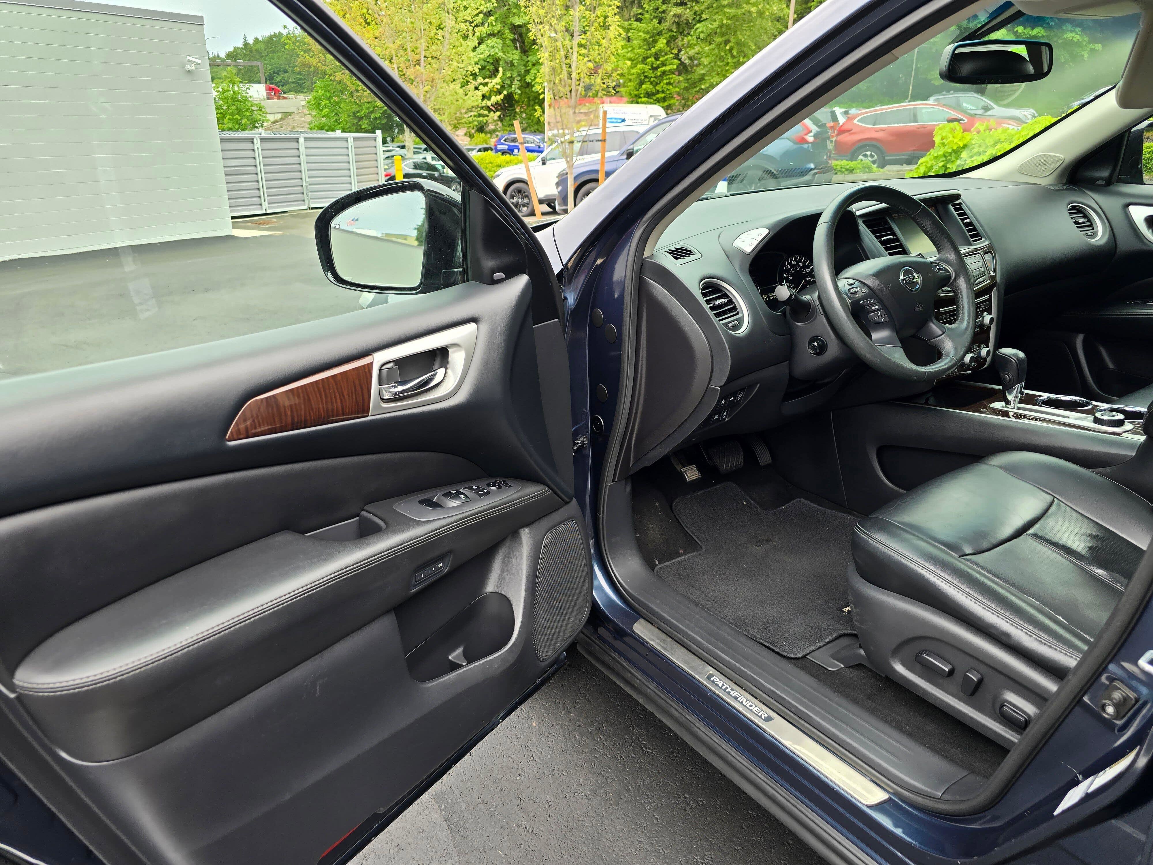 Used 2015 Nissan Pathfinder Platinum w/ Family Entertainment Package AWD/4WD image 21