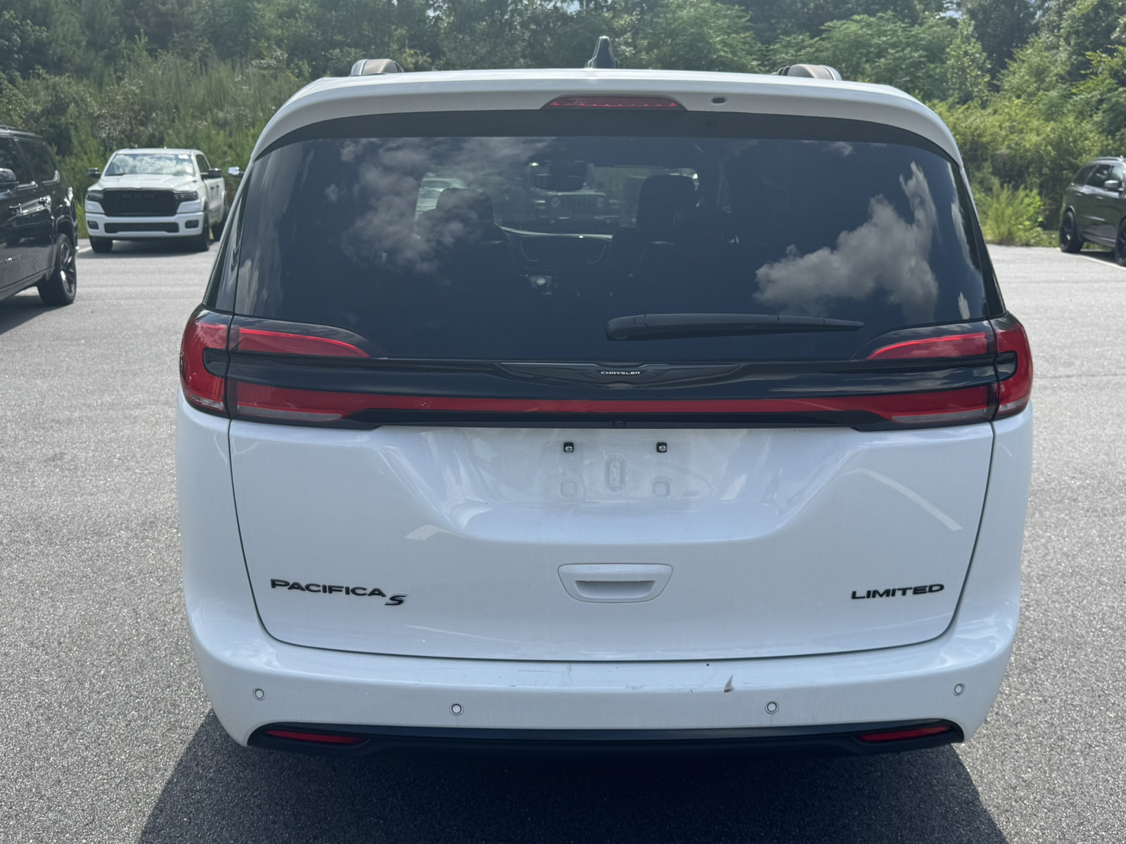 Used 2025 Chrysler Pacifica Limited FWD image 6