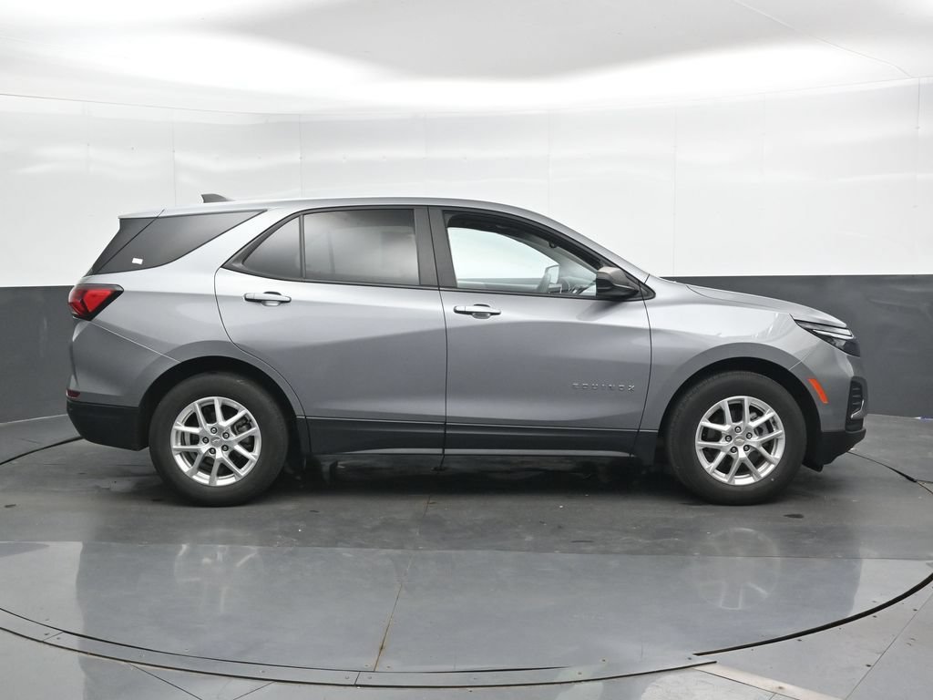 Used 2023 Chevrolet Equinox LS w/ LS Convenience Package FWD image 4