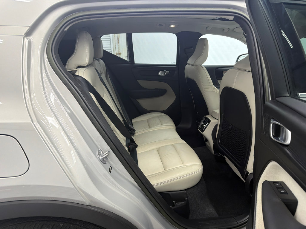 Used 2023 Volvo XC40 B5 Ultimate AWD/4WD image 16