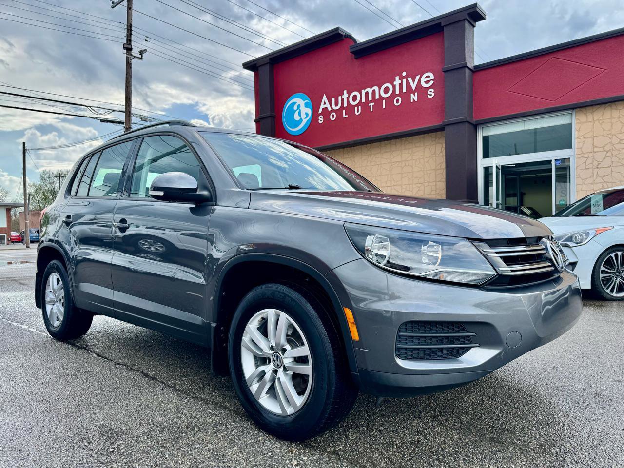 Used 2016 Volkswagen Tiguan S image 2