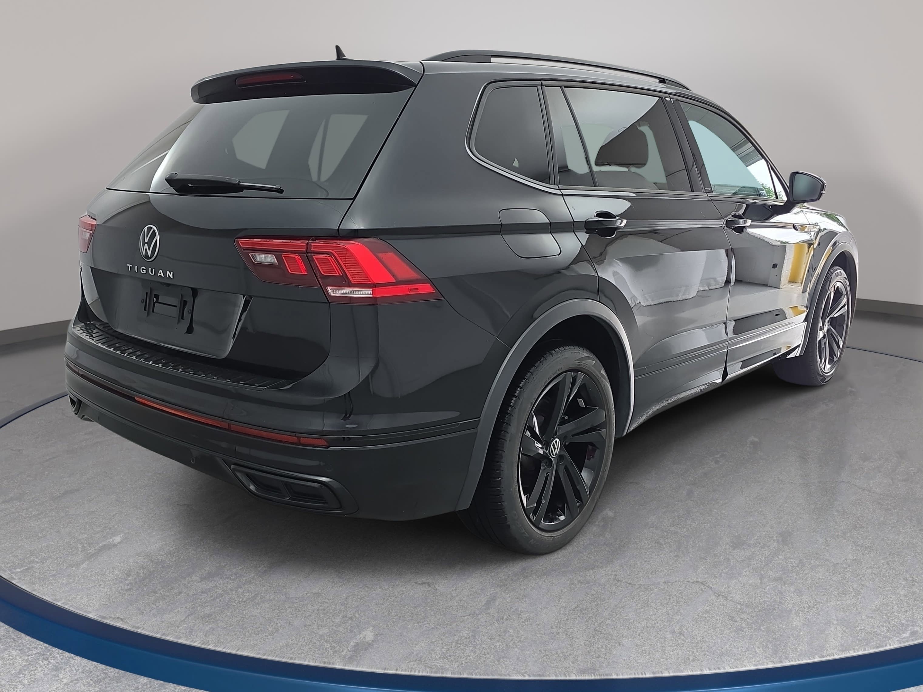 Used 2023 Volkswagen Tiguan SE R-Line FWD image 5
