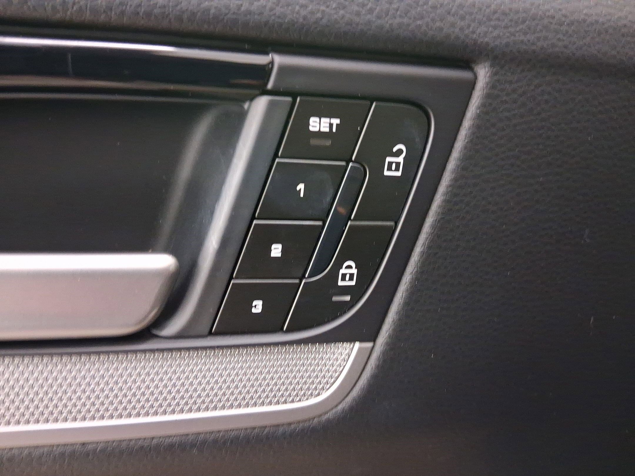 Certified 2024 Porsche Cayenne Coupe image 12