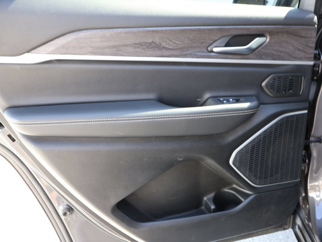 Used 2021 Jeep Grand Cherokee L Limited AWD/4WD image 18