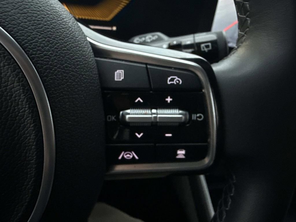 Used 2025 Kia Carnival image 28