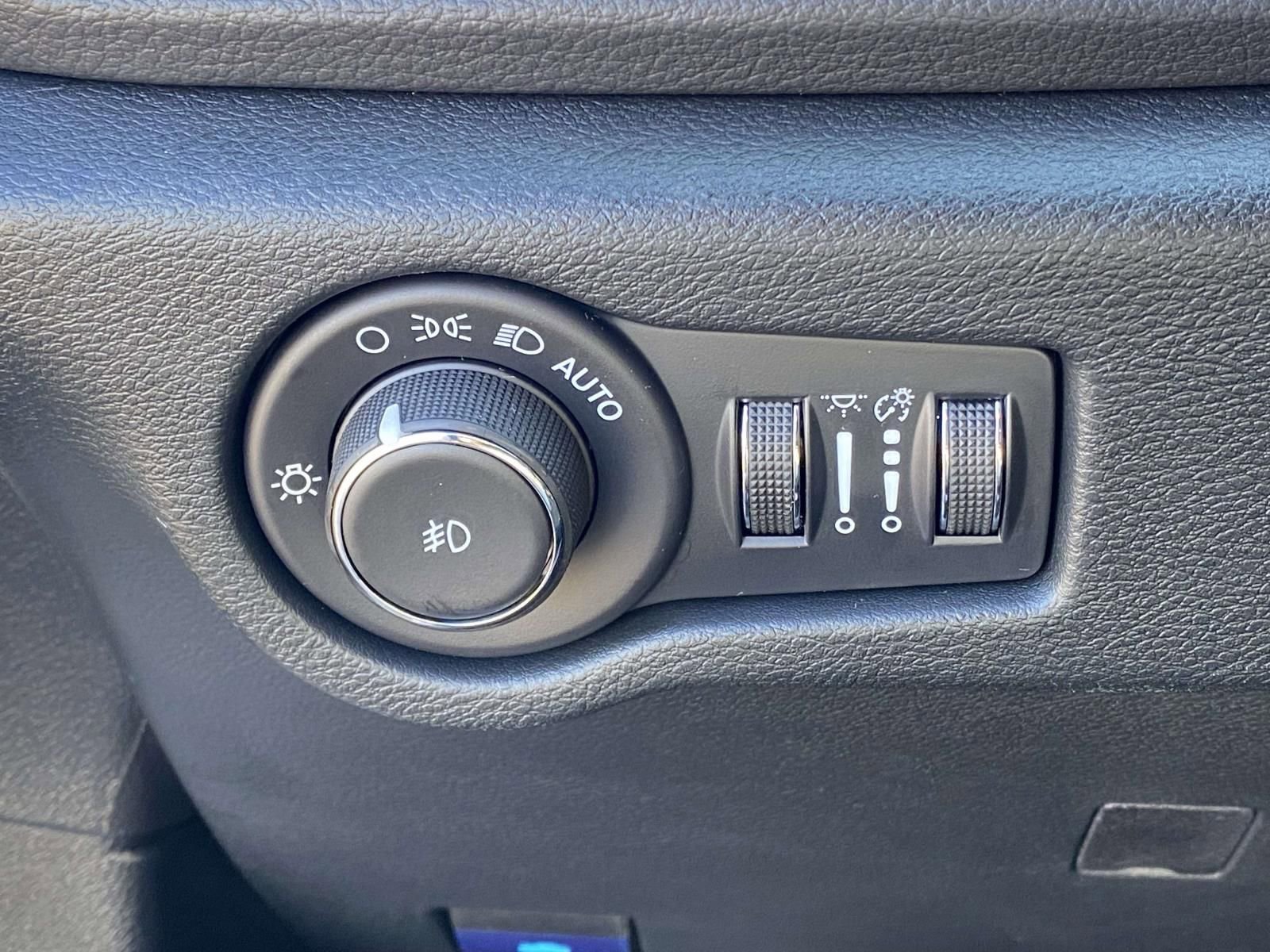New 2026 Chrysler Pacifica Select AWD/4WD image 19