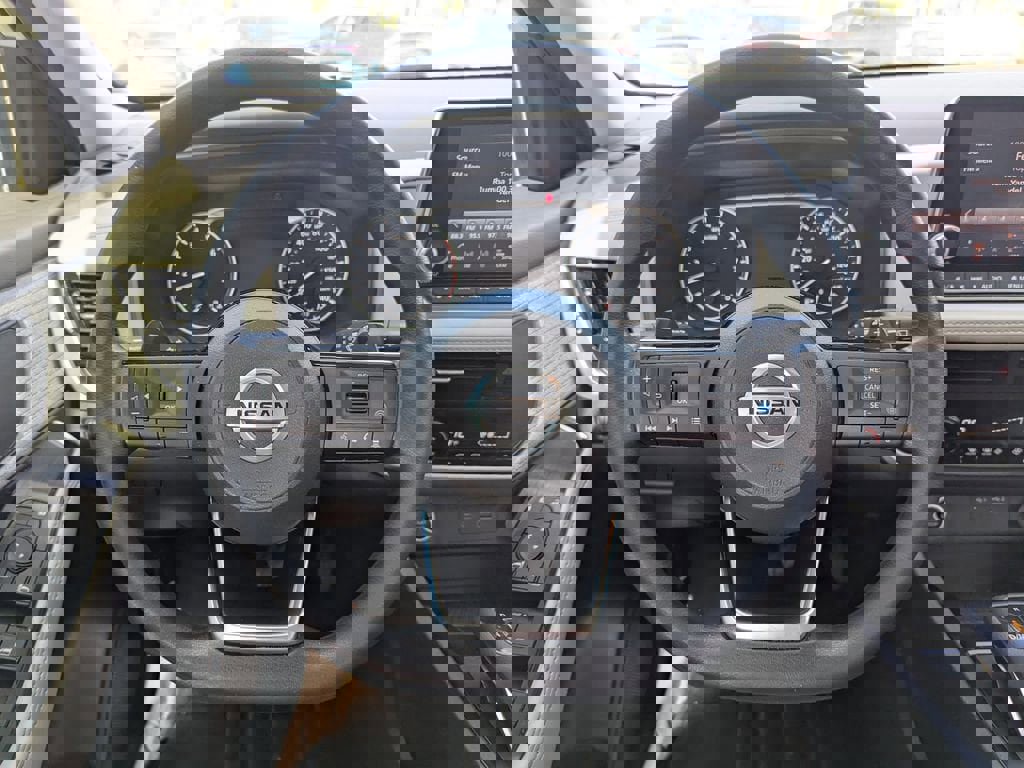 Used 2021 Nissan Rogue SV image 11