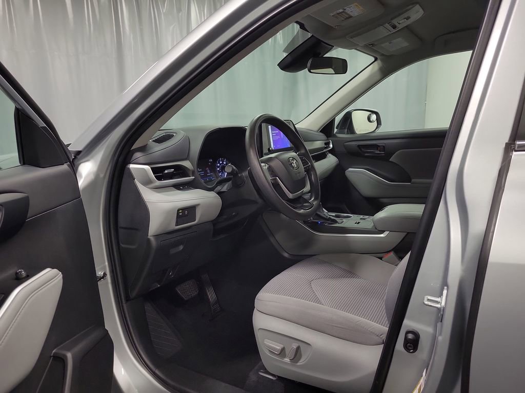Used 2023 Toyota Highlander L FWD image 12