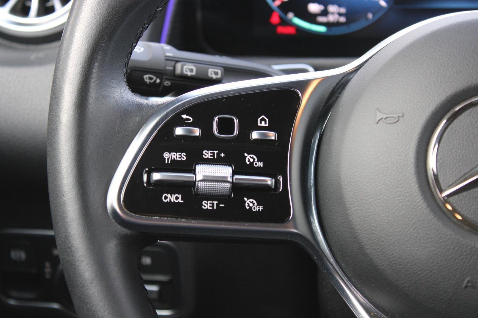 Used 2023 Mercedes-Benz EQB 300 4MATIC image 24