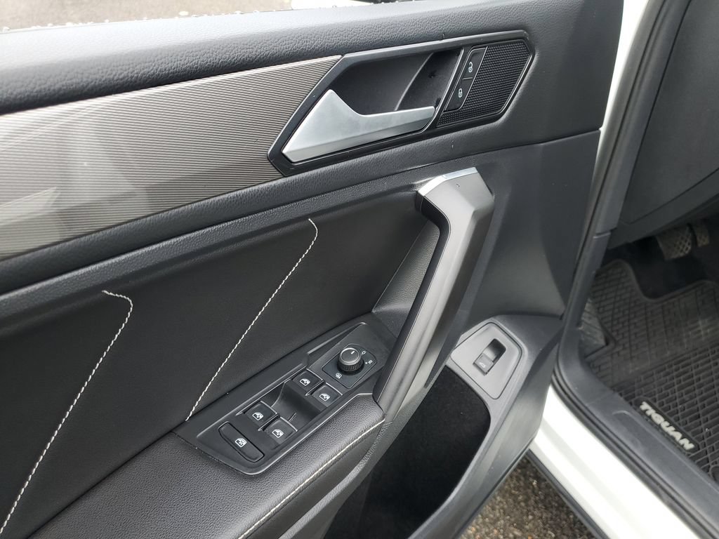 Used 2022 Volkswagen Tiguan SE w/ Panoramic Sunroof Package AWD/4WD image 17