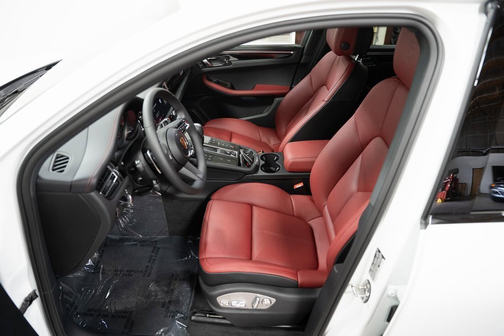 Certified 2024 Porsche Macan image 5