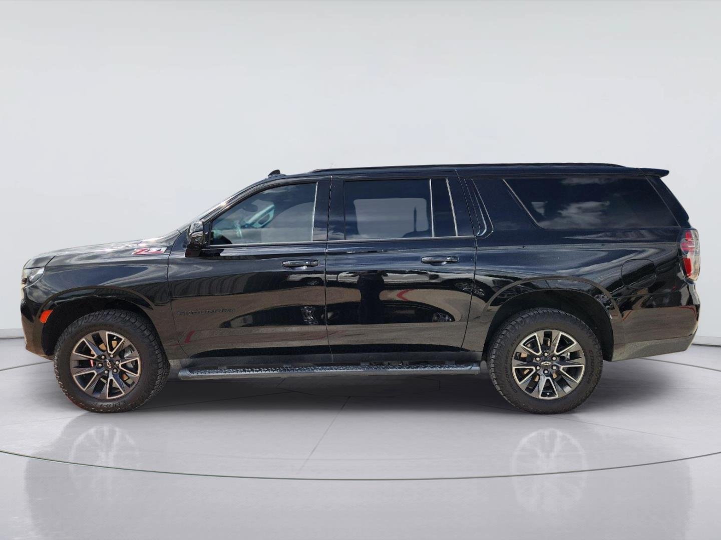 Certified 2023 Chevrolet Suburban Z71 w/ Luxury Package AWD/4WD image 4
