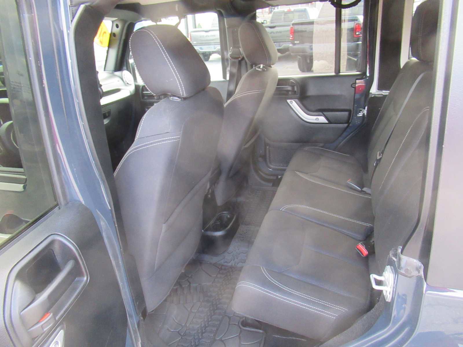 Used 2018 Jeep Wrangler Unlimited Sahara w/ Connectivity Group image 37