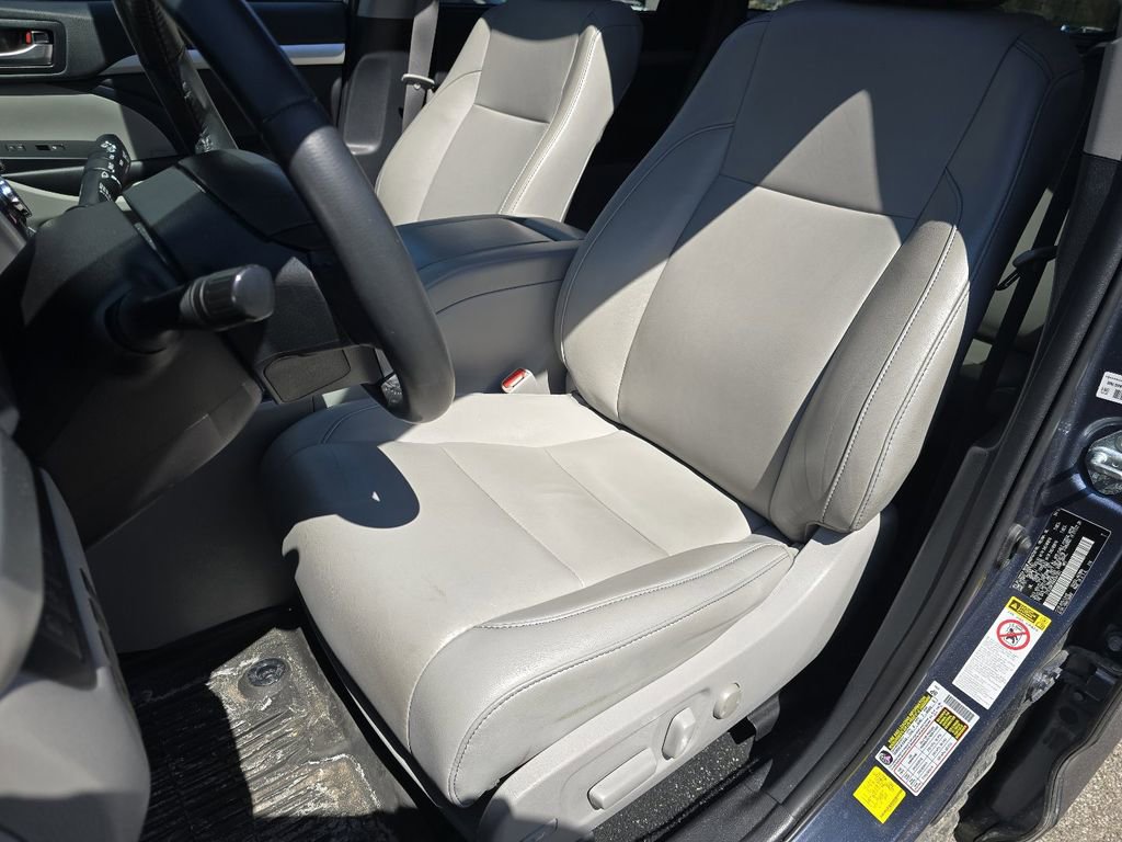 Used 2019 Toyota Highlander XLE AWD/4WD image 23