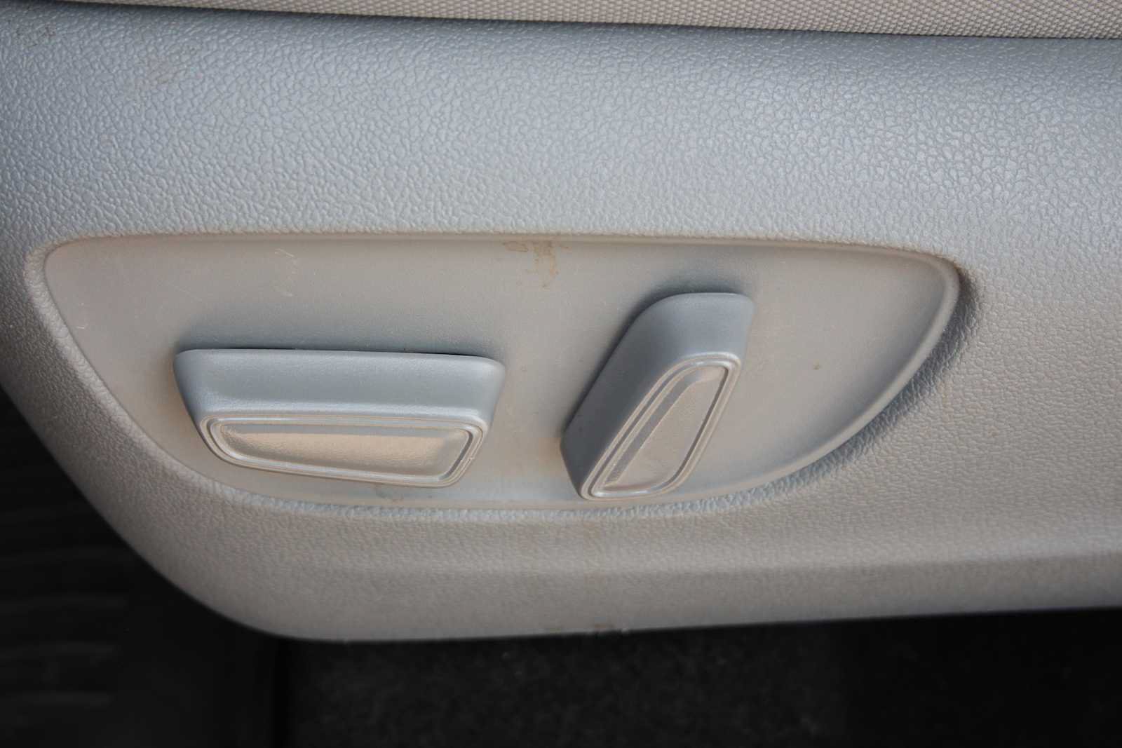 Used 2023 Toyota Highlander LE AWD/4WD image 28