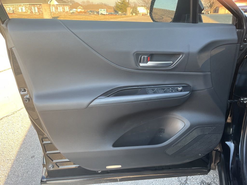 Used 2021 Toyota Venza LE w/ Carpet Mat Package (TMS) image 27