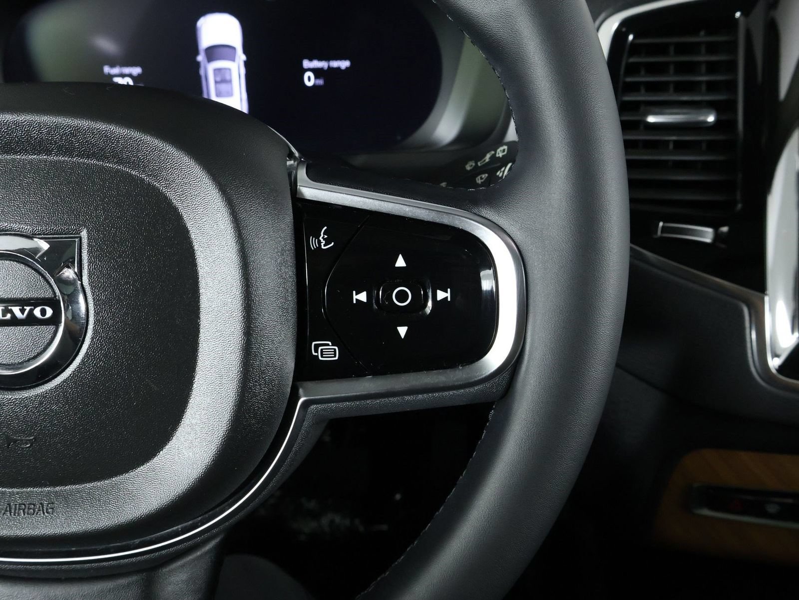 Certified 2023 Volvo XC90 T8 Plus AWD/4WD image 11