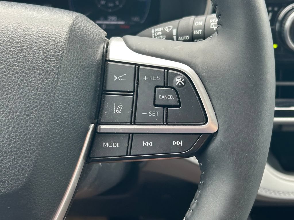 Used 2023 Toyota Highlander Platinum FWD image 44