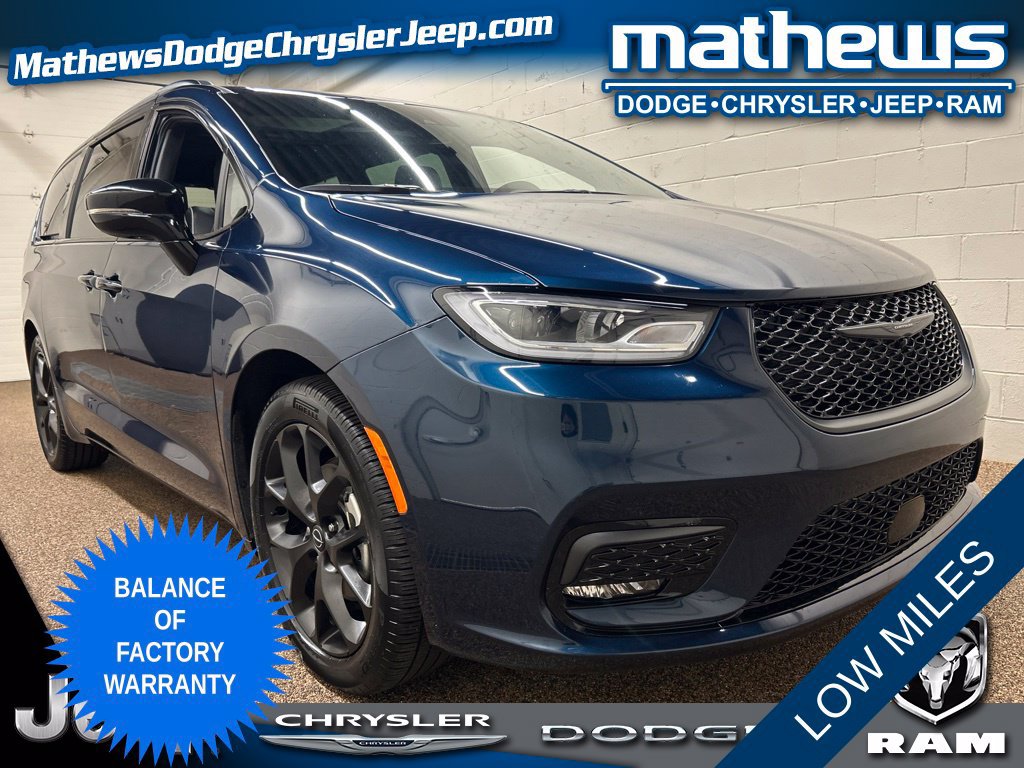 Used 2025 Chrysler Pacifica Limited w/ Trailer Tow Group FWD image 1