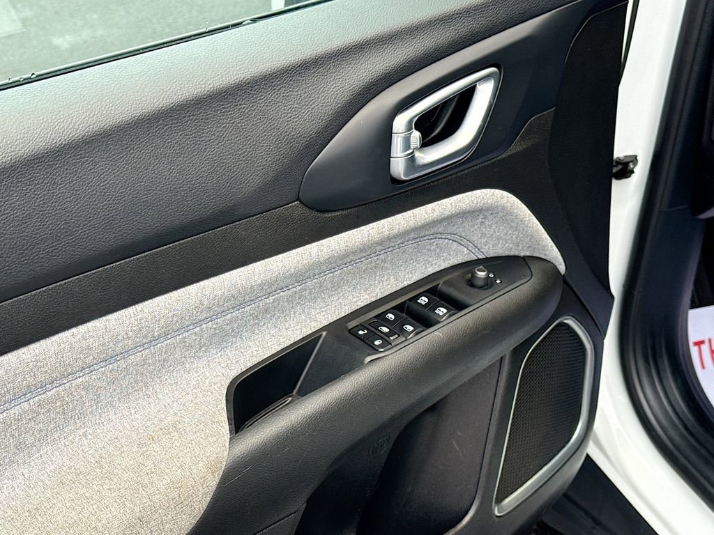 Used 2024 Jeep Compass Latitude image 17