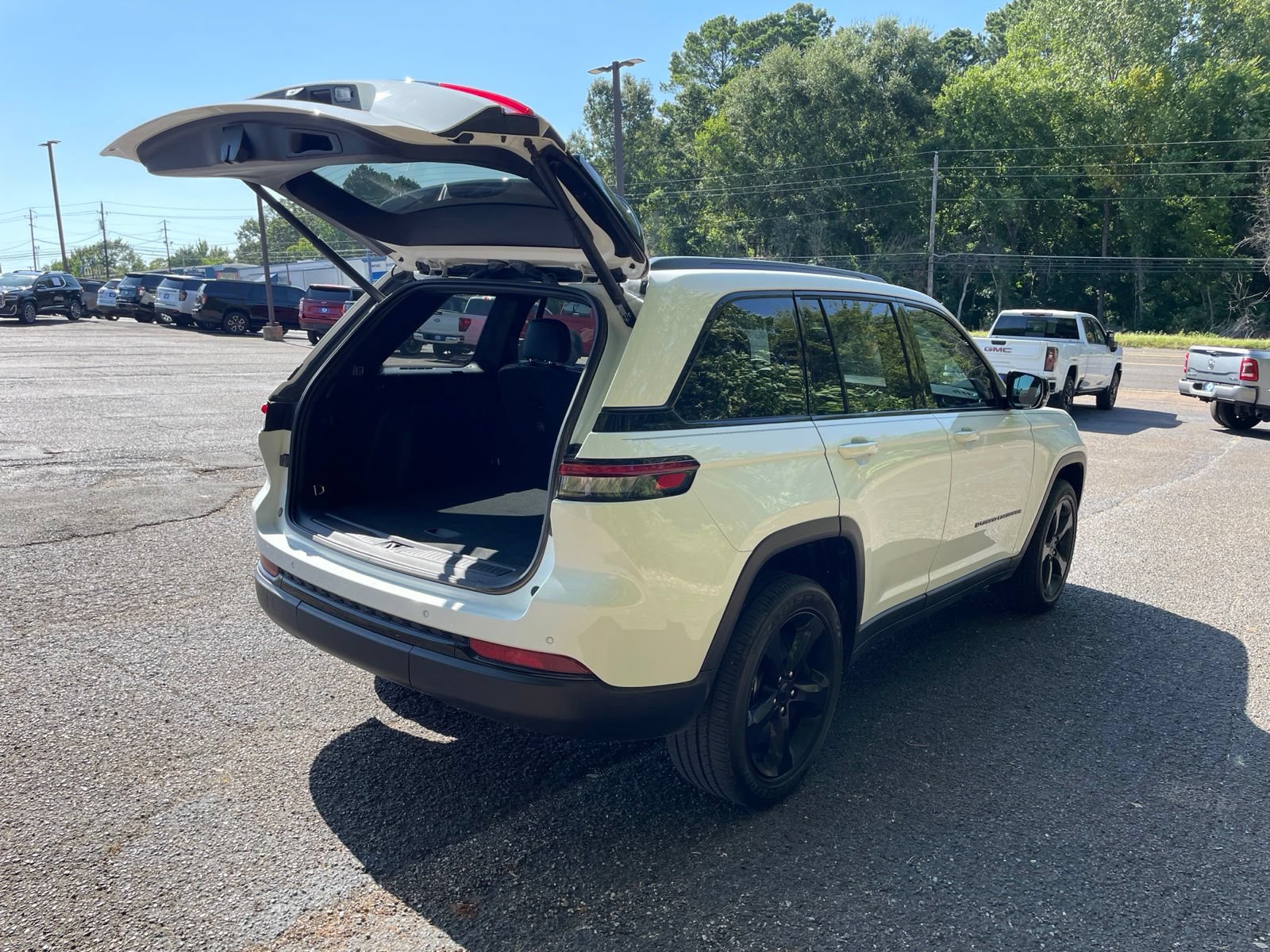 Used 2023 Jeep Grand Cherokee Altitude AWD/4WD image 38