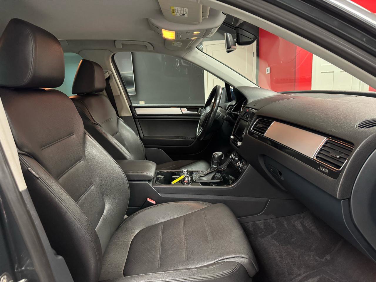 Used 2014 Volkswagen Touareg Sport AWD/4WD image 21