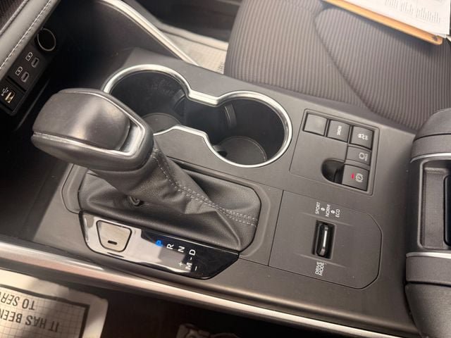 Used 2025 Toyota Highlander LE FWD image 5