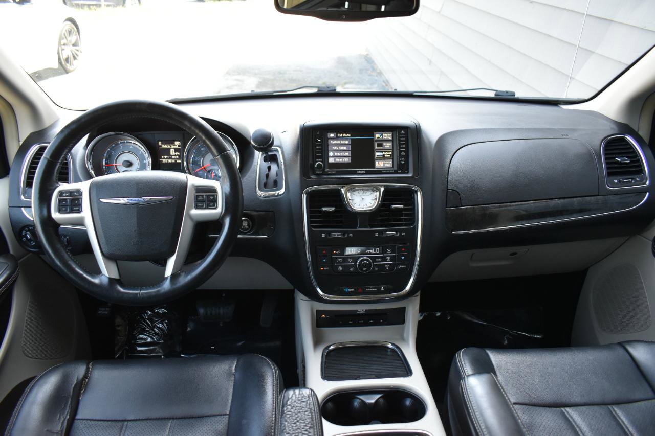 Used 2014 Chrysler Town & Country Touring-L w/ Driver Convenience Group FWD image 10