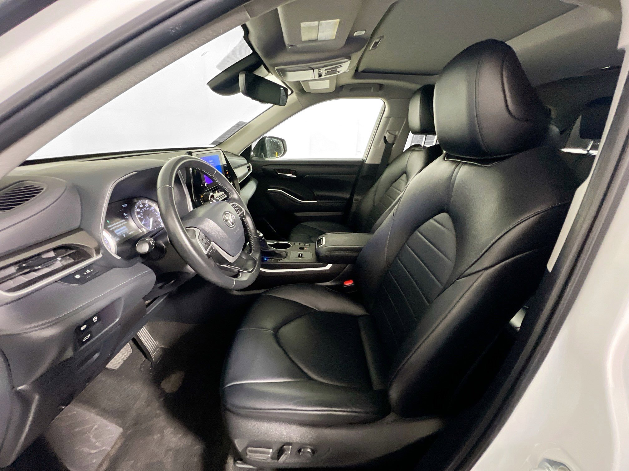 Used 2024 Toyota Highlander XLE image 14