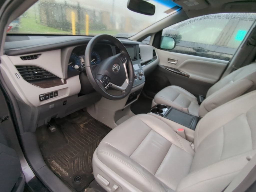 Used 2017 Toyota Sienna XLE w/ XLE Navigation Package FWD image 7