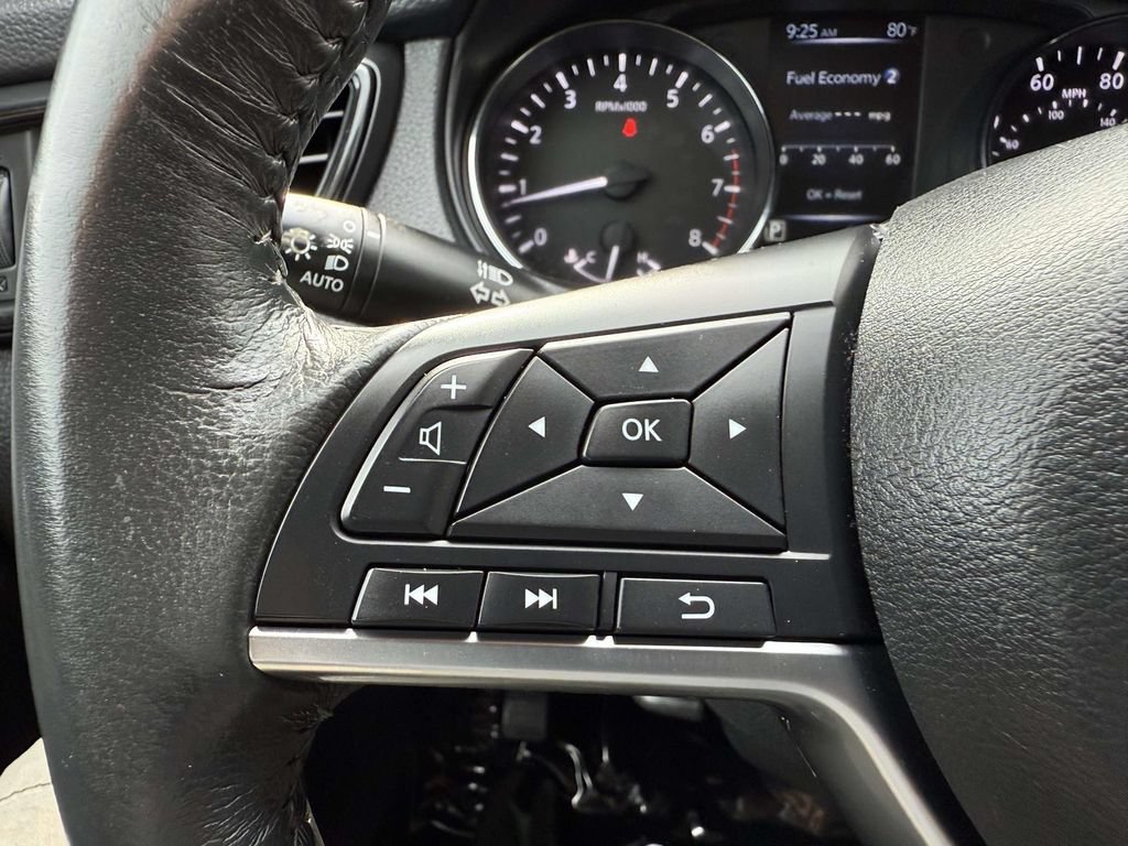 Used 2017 Nissan Rogue SV AWD/4WD image 23