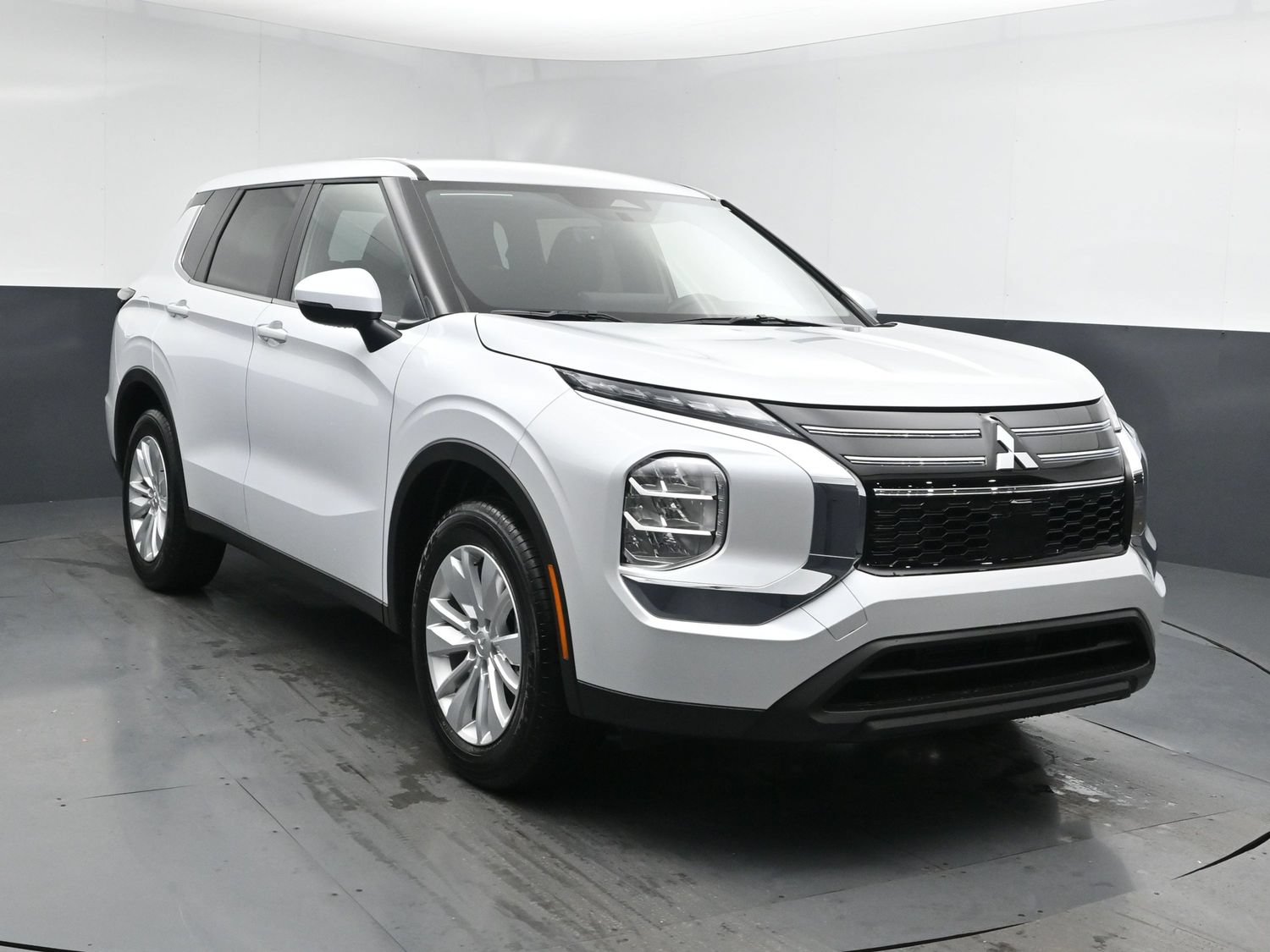 New 2026 Mitsubishi Outlander ES FWD image 2