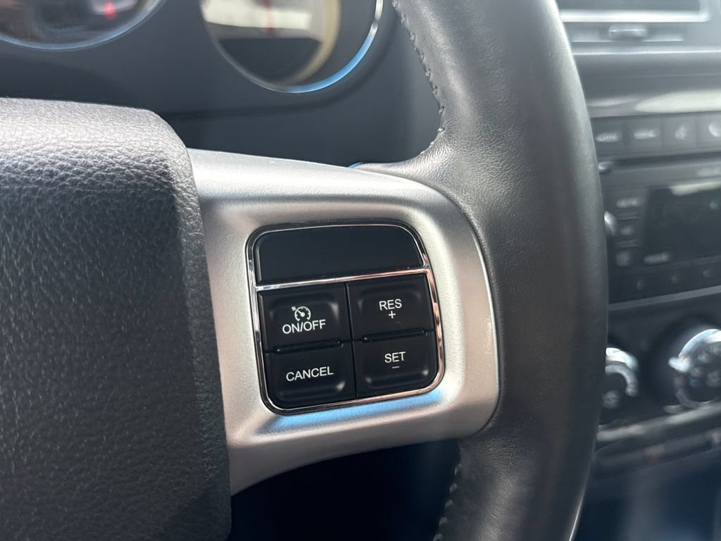 Used 2011 Dodge Challenger RWD image 15