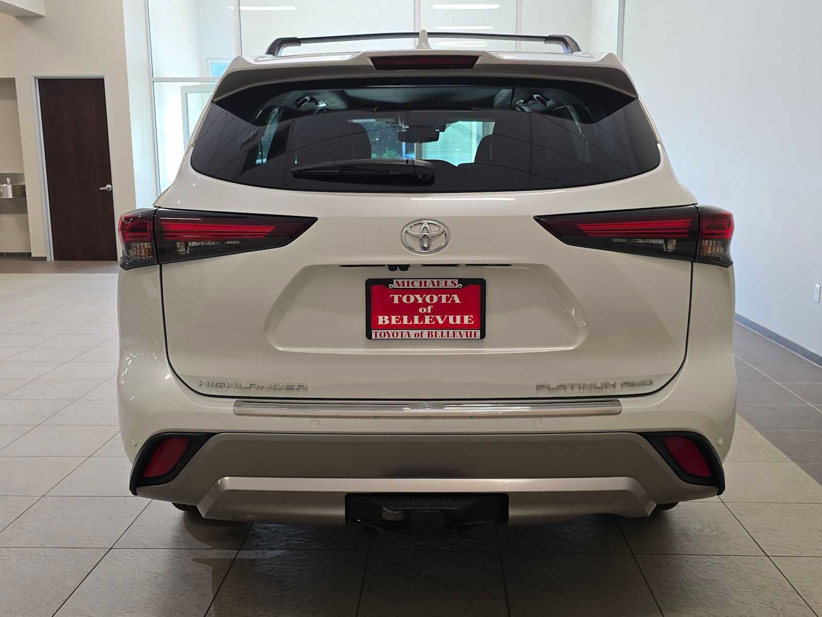 Certified 2025 Toyota Highlander Platinum AWD/4WD image 5