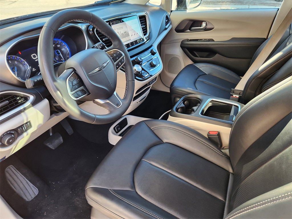 Used 2024 Chrysler Pacifica Touring-L image 7