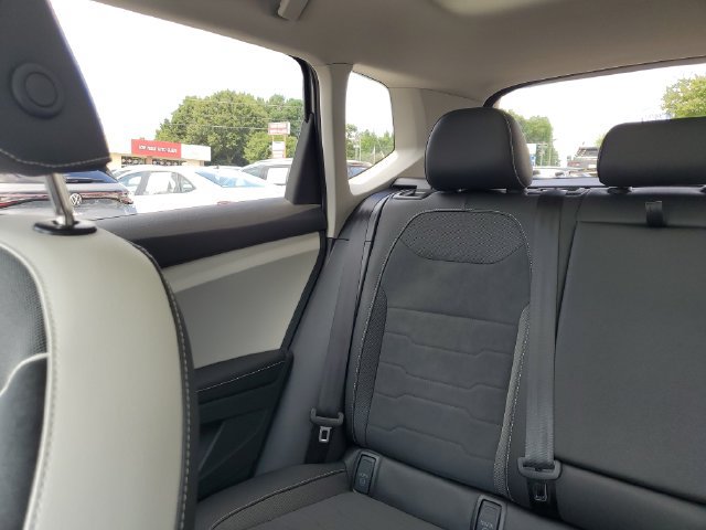 Certified 2025 Volkswagen Taos SE w/ Panoramic Sunroof Package FWD image 10