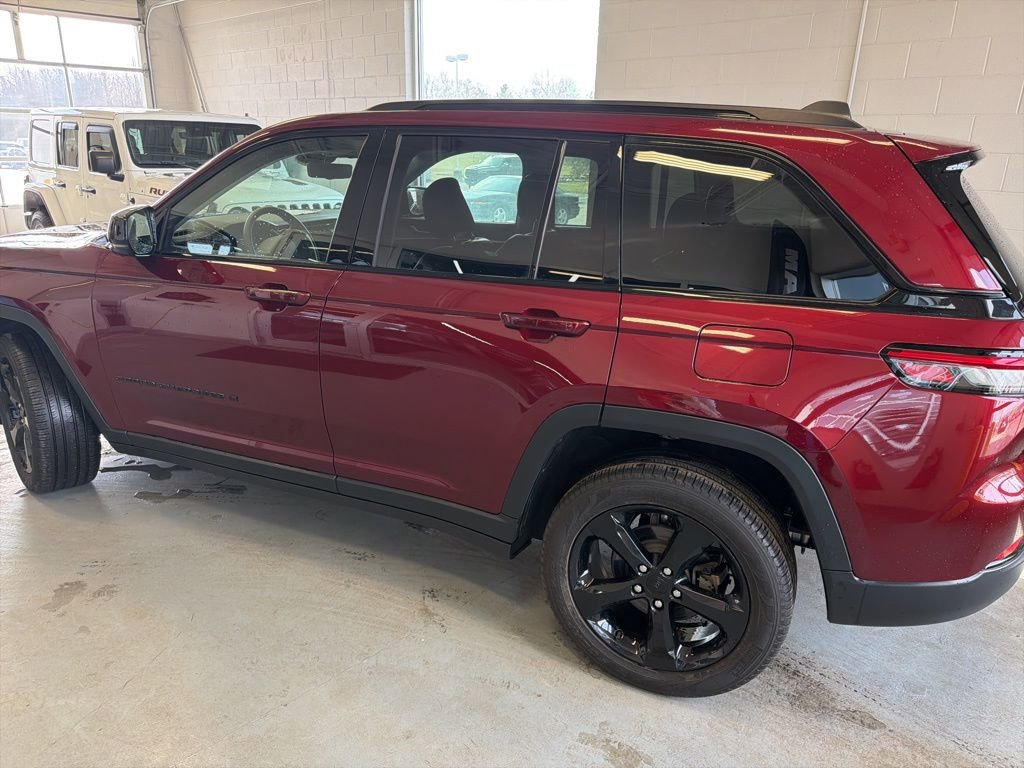 Used 2023 Jeep Grand Cherokee Limited w/ Luxury Tech Group II image 15