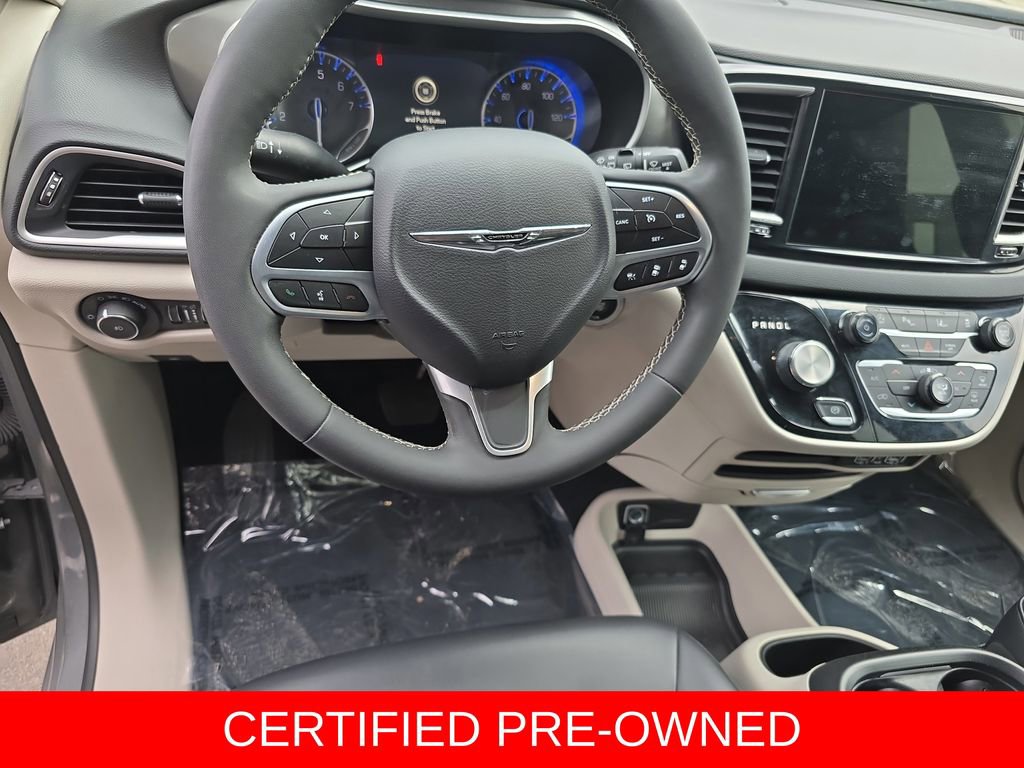 Used 2023 Chrysler Pacifica Touring-L FWD image 16