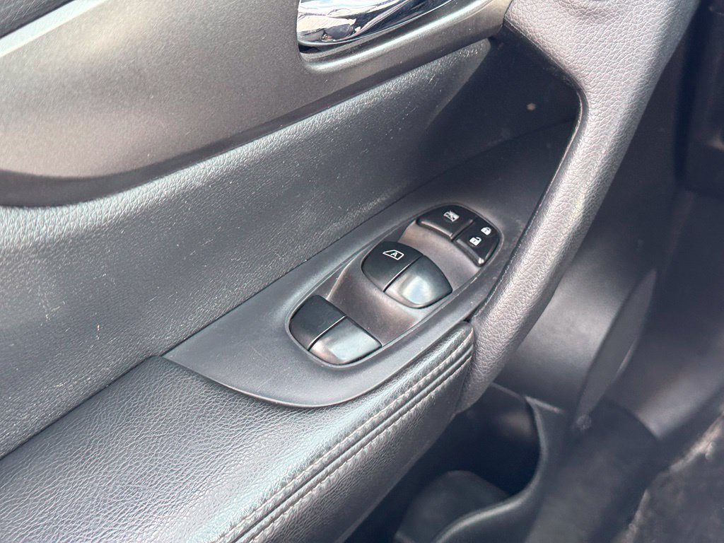Used 2015 Nissan Rogue S AWD/4WD image 32