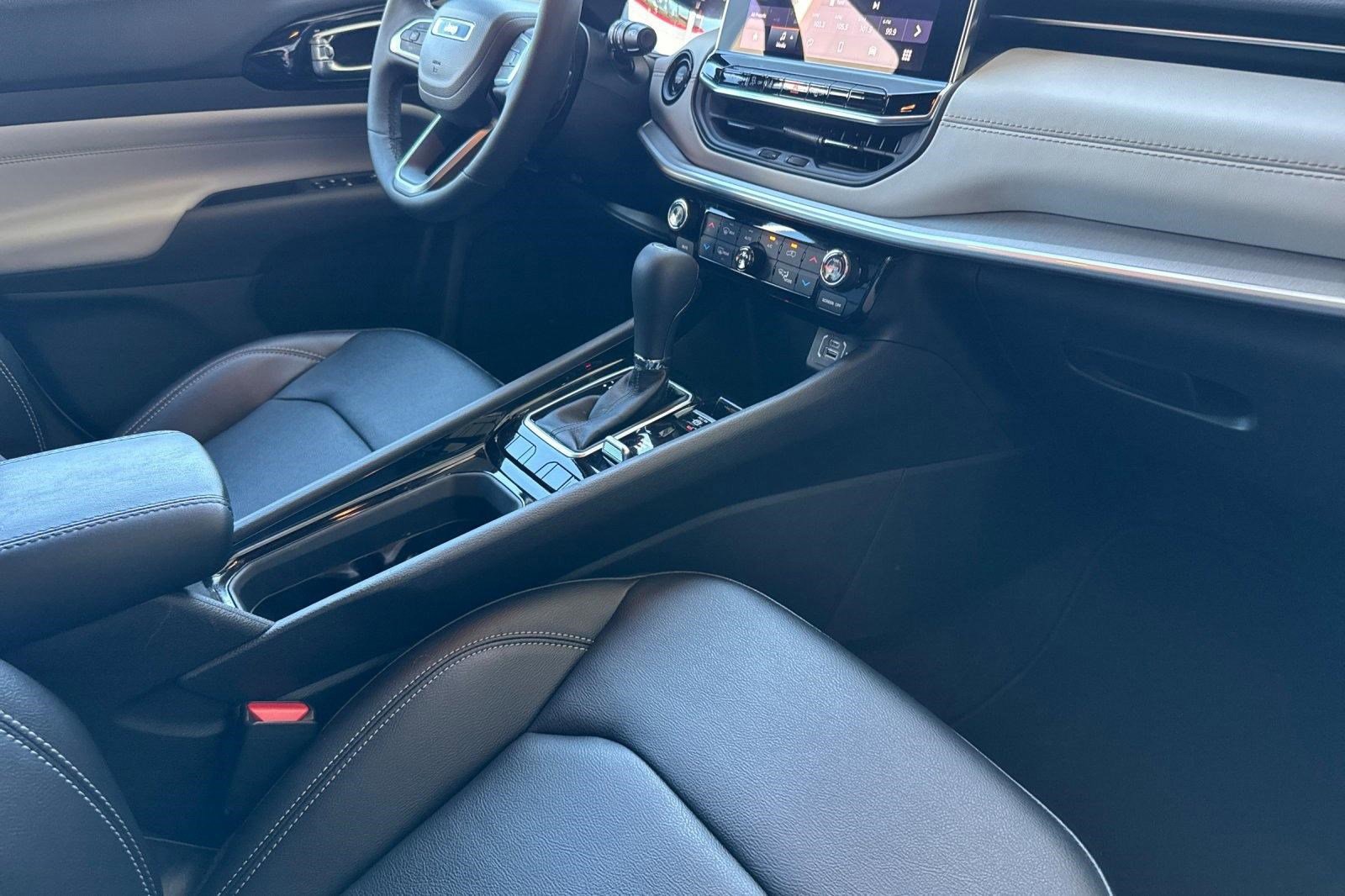 Used 2025 Jeep Compass Limited image 32