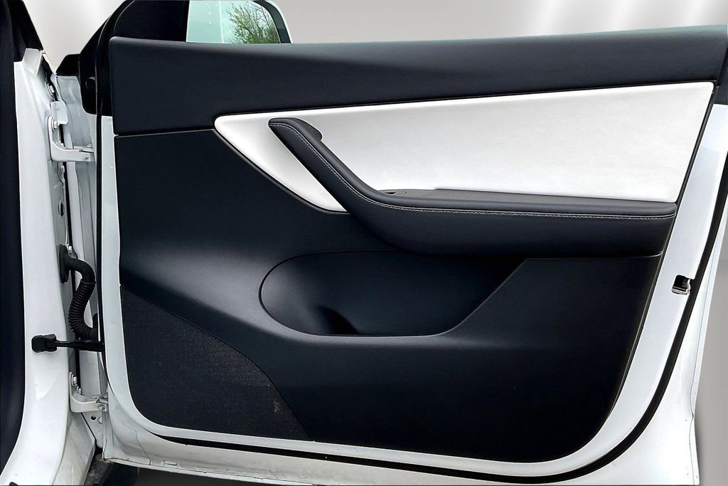 Used 2022 Tesla Model Y Long Range image 27