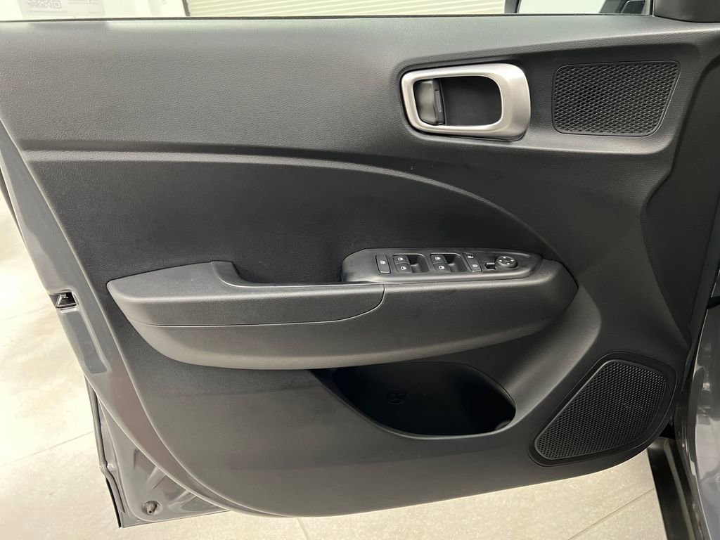 Used 2025 Hyundai Venue SE image 11