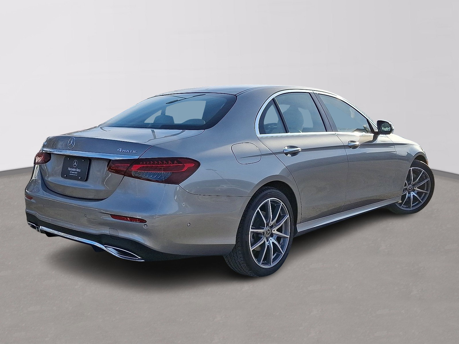 Used 2023 Mercedes-Benz E 350 4MATIC Sedan image 4